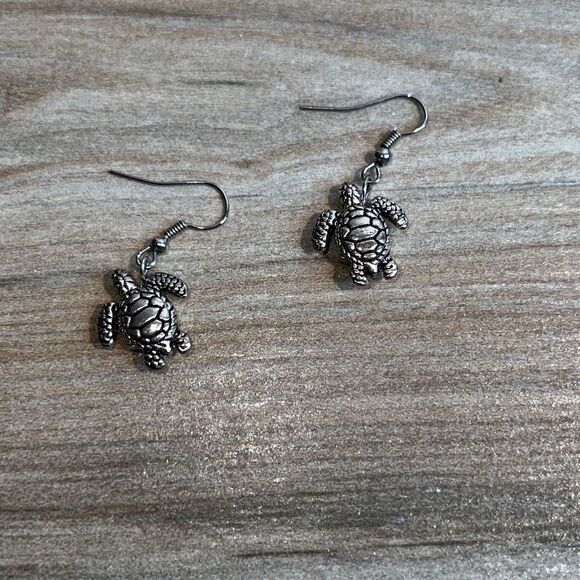 Sea Turtle in Silver Tone On Wired Hooks - Picture 1 of 6